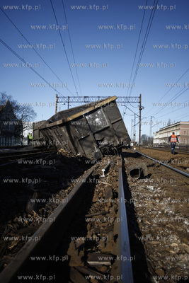 Wykolejony pociag towarowy. Sklad wypadl z szyn  miedzy...