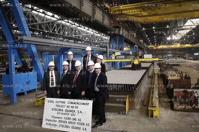 Stocznia Gdansk. Hala K-1. Rozpoczecie ciecia blach...