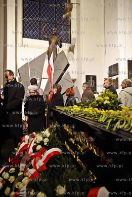 Gdansk. Marsz pamieci ofiar katastrofy smolenskiej...