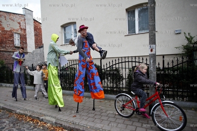 Gdansk Letnica. Parada szczudlarzy, ktora miala na...