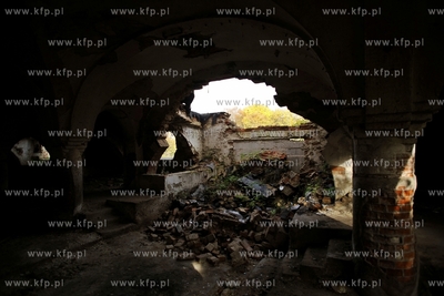 Ruina zabytkowej stajni barokowo _ klasycystycznego...