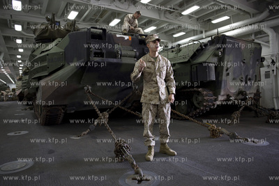 Amerykański okręt desantowy San Antonio dowodzący...