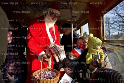Mokołajkowy tramwaj typuN z 1952r. na trasie Strzyża...