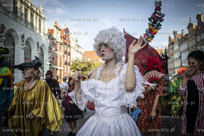 Parada Artystów w stylu Korkoro ulicami Długą i...