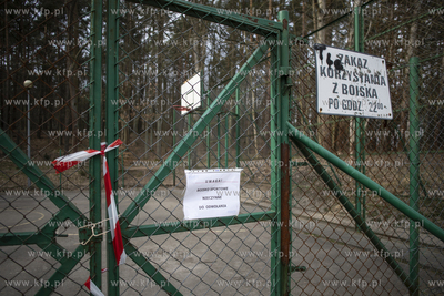 Zamknięte boisko na gdańskim Niedźwiedniku w czasie...