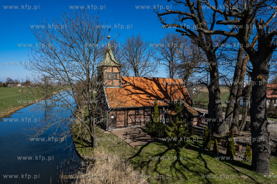 XVI-wieczny kościół pw. Wniebowzięcia NMP we wsi...