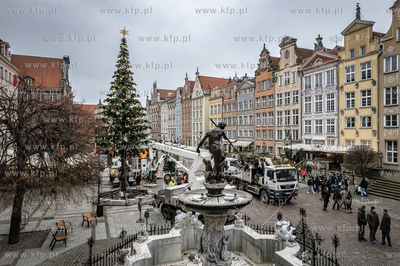 Montaż swiątecznej choinki na Długim Targu w Gdańsku.
30.11.2022
fot....