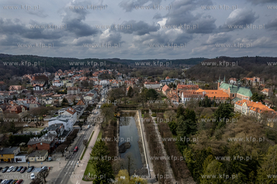 Oczyszczanie Łabędziego Stawu w Parku Oliwskim z...