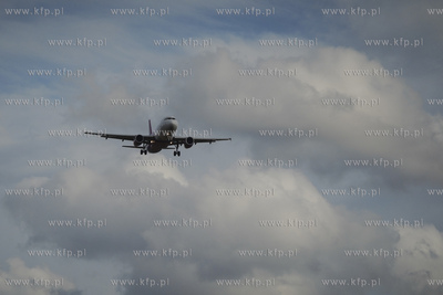 Gdansk Air Port. Salolot linii Wizzair podchodzi do...