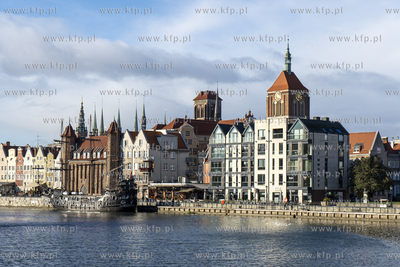 Gdańsk. Widok ze zwodzonej kładki na Rybackie Pobrzeże...