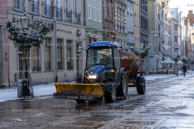 Odśnieżanie i posypytanie solą ul. Długiej w Gdańsku....