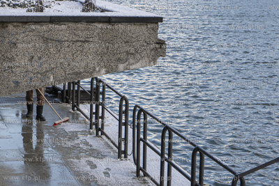 Odśnieżanie Rybackiego Pobrzeża po opadach śniegu....