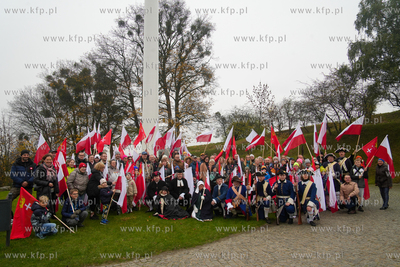 Góra Gradowa. Flagi dla mieszkańców i turystów...