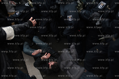 Berlin. Demonstracja grup lewicowych i antyfaszystow...