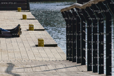 Gdańsk Wyspa Spichrzów. Nieliczni turyści lub mieszkańcy...