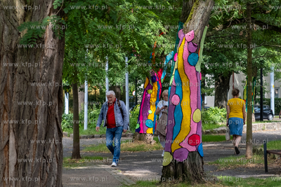 Gdańsk, Strzyża. Plac Gen. Maczka. Nz. Drzewa ozdobione...