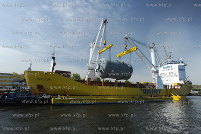 Port w Gdansku. Przeladunek elementu urzadzenia do...