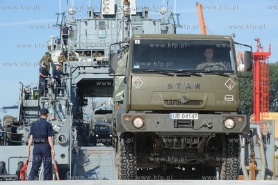 Port wojenny Gdynia Oksywie. 32 zolnierzy i 13 pojazdow...