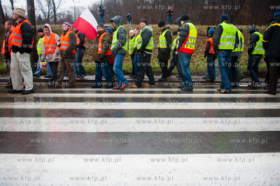 Gdansk. Trakt Sw. Wojciecha. Rybacy blokujac przejscie...