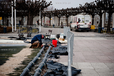 Sopot. Demontaz lodowiska na Placu Zdrojowym.
20.03.2012
fot....
