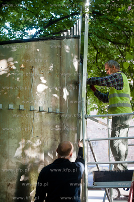 Gdansk. Plac Dariusza Kobzdeja. Montaz nowoczesnej,...