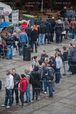 Gdansk. Dlugi Targ. Biuro ds. Euro 2012. Ogromna kolejka...