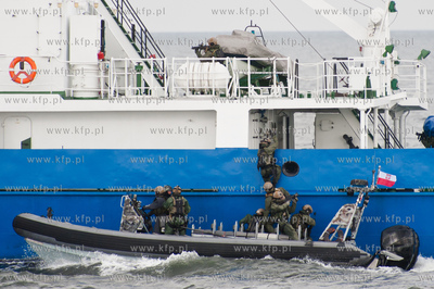 Zatoka Gdanska. Pokaz akcji odbijania zakladnikow ze...