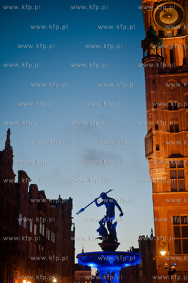 Gdansk. Dlugi Targ. Podswietlone na niebiesko Fontanna...