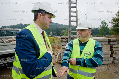 Gdansk. Ul. Ogrodowa. Montaz pierwszych elemntow wiaduktu...