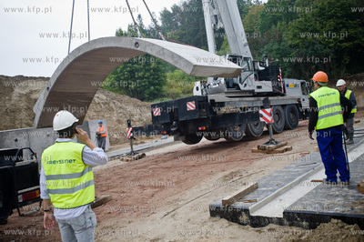 Gdansk. Ul. Ogrodowa. Montaz pierwszych elemntow wiaduktu...