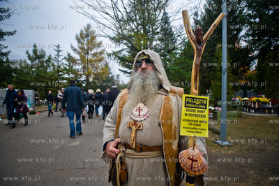 Gdansk. Cmentarz Lostowicki. Swieto Zmarlych. Nz pielgrzym...