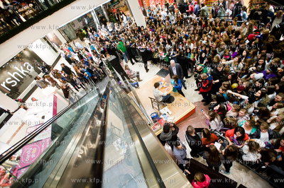 Gdansk. Galeria Baltycka. Spotkanie z Dawidem Kwiatkowskim.
28.11.2013
fot....