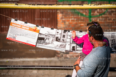 Gdansk. Podworko ulic Robotniczej i Jana z Kolna. Sasiedzi...