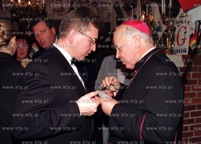 Antoni Szczyt dzieli sie oplatkiem arcybiskupem Tadeuszem...