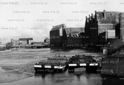 Gdansk i male barki na Motlawie, widok od strony ulicy...