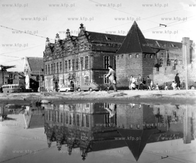 Kaluza na Targu Weglowym w Gdansku, w glebi Zbrojownia...