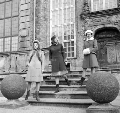 Modelki prezentuja zimowo wiosenne plaszcze na przedprozu...