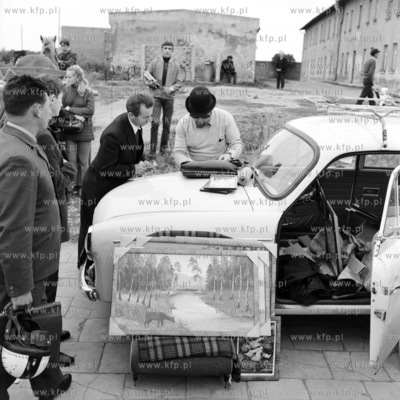 Sprzdaz obrazow z samochodu marki Syrena 104 na jednym...