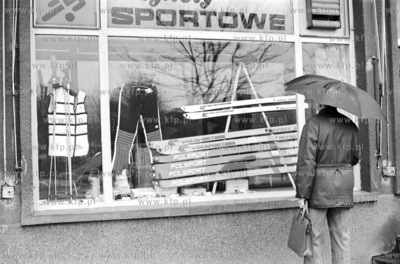 Wystawa ze sprzetem narciarskim w sklepie sportowym...