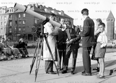 Tlum przed stojaca na Targu Drzewnym luneta. 1962
0007757z
Fot....
