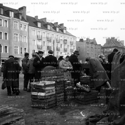 Handel warzywami i owocami obok Hali Targowej w Gdańsku....