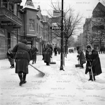 Odśnieżanie ulicy Bohaterów Monte Cassino w Sopocie....