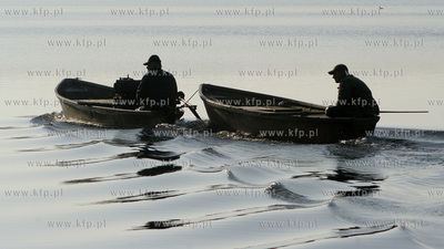 Jezioro Golun. Rybacy wyplywajacy o swicie na polow...