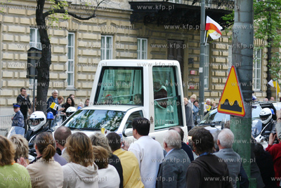 Ojciec Swiety Benedykt XVI przejezdza Papamobile Krakowskim...