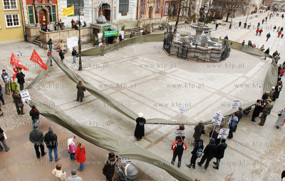 W Gdansku na ulicy Dlugi Targ przy fontannie Neptuna...