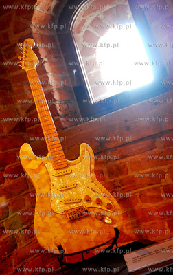 Jedna z unikatowych bursztynoiwych gitar, wykonanych...