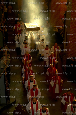 Wielki Piatek. Adoracja krzyza i procesja z najswietrzym...