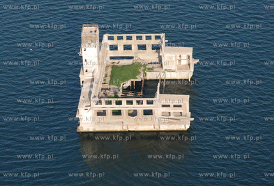 Gdynia z lotu ptaka. Nz. Ruiny starej torpedowni w...