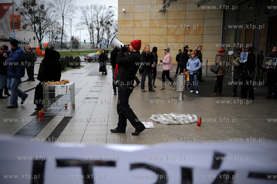 Gdansk. Wejscie do CH Galeria Baltycka. Manifestacja...