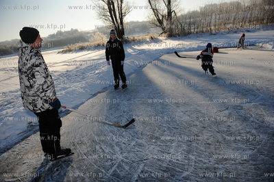 Gdansk Zakoniczyn. Zimowy krajobraz pelen sniegu. Mieszkancy...